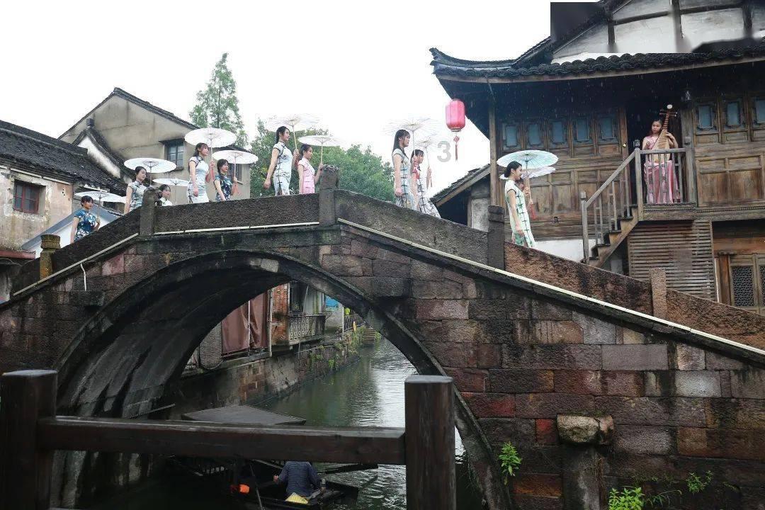 64岁倪萍辟谣整容传闻:岁月无痕,容颜自然。